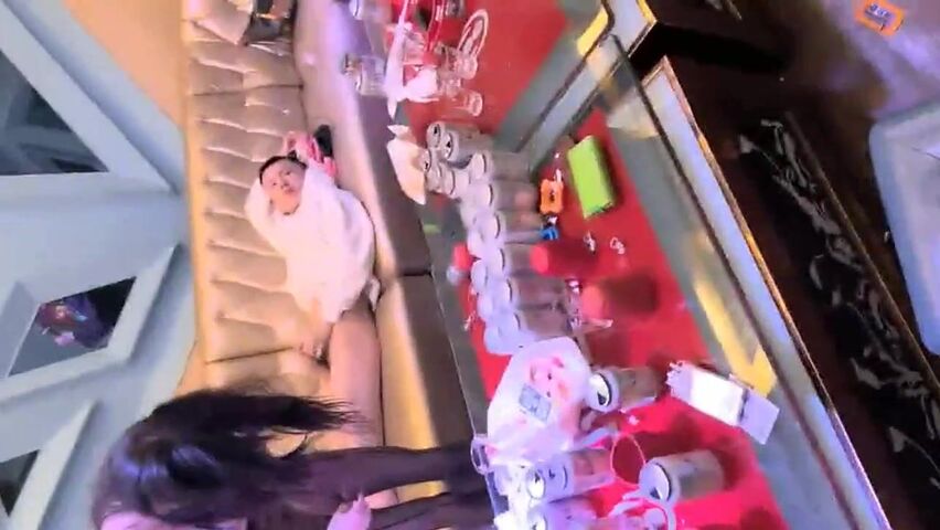 KTV保健沙发操黑丝小美女，还有几个人在喝酒唱歌，年轻人真的会玩啊！