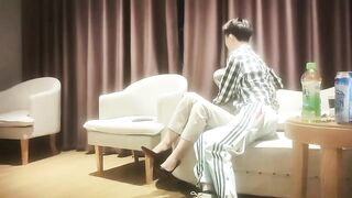 【麻花免费视频】开车接上美容院工作的良家少妇到酒店操逼，看着文静上了床之后操起来嘎嘎骚！