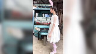 【麻花免费视频】快手艺公主网红刚发育的小萝莉被生父乱伦事件流出，极品一线天逼型！