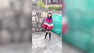 【麻花免费视频】快手艺公主网红刚发育的小萝莉被生父乱伦事件流出，极品一线天逼型！