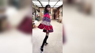 【麻花免费视频】快手艺公主网红刚发育的小萝莉被生父乱伦事件流出，极品一线天逼型！