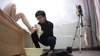 【麻花免费视频】采访城中村的妓女，说到激动处直接闯红灯