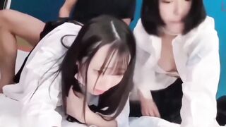 【麻花免费视频】双飞清纯学生妹，轮流换着操，内射完还能继续操再内射