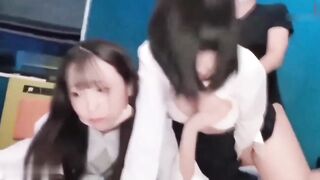 【麻花免费视频】双飞清纯学生妹，轮流换着操，内射完还能继续操再内射