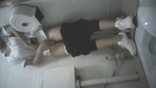 【麻花免费视频】原来女生跟男生一样，盘点女孩在卫生间里自慰被偷拍合集