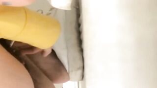 【麻花免费视频】原来女生跟男生一样，盘点女孩在卫生间里自慰被偷拍合集