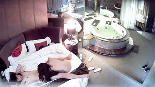 【麻花免费视频】情趣酒店豪华套房水滴摄像头监控偷拍，貌似很饥渴的一对