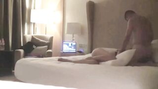 【麻花免费视频】欲求不满风骚人妻，找了两个壮男3P才得以满足