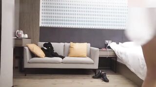 【麻花免费视频】正规按摩店忽悠人妻开房偷情，酒店扒光爆操，中途被发现偷拍，尴尬翻车