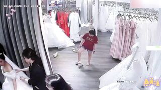 【麻花免费视频】婚纱店偷拍新娘伴娘试婚纱露出可爱奶子