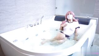 【麻花免费视频】极品白虎在浴缸里自慰玩小穴，狠狠中出了她