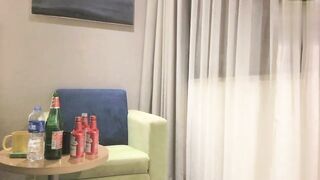 【麻花免费视频】PUA高中学妹，玩游戏灌醉就，扒衣强上