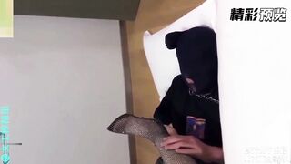 【麻花免费视频】【女王调教】JK美女和男友一起调教狗奴，各种虐待