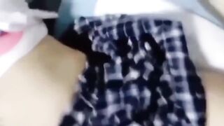 【麻花免费视频】【破处双马尾萝莉】处女血弄脏床“不要，好不舒服，哥哥不要”