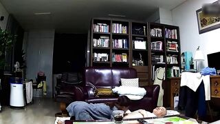 【麻花免费视频】【硬核泄密】中年夫妻做爱正在口交，闺蜜来了在旁边看，边聊天边继续啪啪