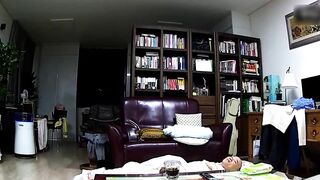 【麻花免费视频】【硬核泄密】中年夫妻做爱正在口交，闺蜜来了在旁边看，边聊天边继续啪啪