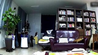 【麻花免费视频】【硬核泄密】中年夫妻做爱正在口交，闺蜜来了在旁边看，边聊天边继续啪啪