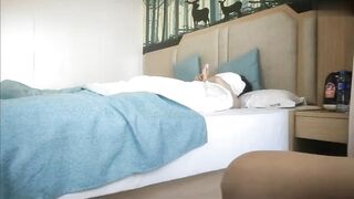 【麻花免费视频】【口爆母狗】玩操重金包养的美女大学生，拴上狗链尽情玩弄，口爆一嘴浓精