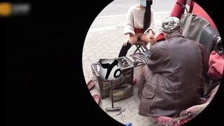 【麻花免费视频】【极限勾引】小姐姐闹市街区修鞋，唠嗑露出鲍鱼勾引修鞋大爷