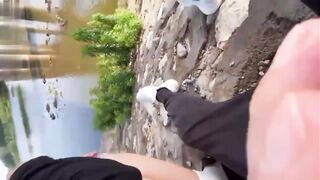 【麻花免费视频】和禁欲很久的少妇偷情！接她爸电话过程中还在插，因太紧张小便失禁！