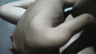 【麻花免费视频】寂寞骚妈熟女对儿子的无毛小鸡鸡垂涎坏了，强制口交