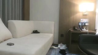 【麻花免费视频】酒吧搭讪的妹子，一开始矜持不让操，推倒直接干两炮