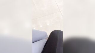 【麻花免费视频】【叔嫂乱伦】帮大嫂通下水道，偷看到嫂子换衣服，忍不住直接强行狂操嫂子