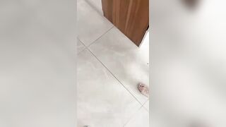 【麻花免费视频】【叔嫂乱伦】帮大嫂通下水道，偷看到嫂子换衣服，忍不住直接强行狂操嫂子