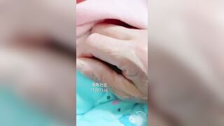 【麻花免费视频】【震惊】镶珠大神与妈妈乱伦被外婆发现后续，卫生间内射布袋大奶