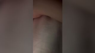 【麻花免费视频】老哥潜入大姨子我是成功舔逼吃奶，大姨子装睡？