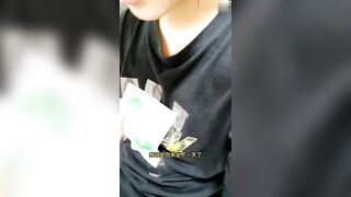 【麻花免费视频】趁老爸不在家性侵在睡觉的妈妈，强插了妈妈的老逼，母子对白极其淫荡