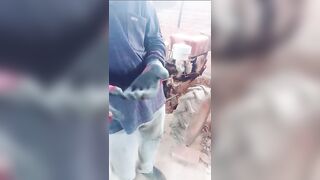 【麻花免费视频】【勾搭拖拉机司机大哥】黑丝少妇勾搭拖打击大哥，农活闲时竟然还有这好事送上门