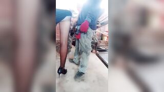 【麻花免费视频】【勾搭拖拉机司机大哥】黑丝少妇勾搭拖打击大哥，农活闲时竟然还有这好事送上门