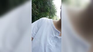 【麻花免费视频】【户外小树林】勾搭眼睛小伙，极品白嫩桃子奶无套内射