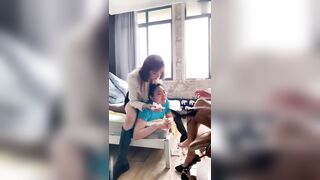 【麻花免费视频】【暗黑校园】女同学骗自己闺蜜来家里群P，调教一帮女生舔脚深喉喝尿，各种花式虐待