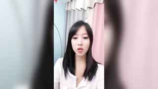 【麻花免费视频】【超美双胞胎和男同事的误会】前一秒气势汹汹，后一秒舔脚丫子