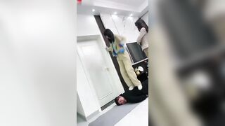 【麻花免费视频】【超美双胞胎和男同事的误会】前一秒气势汹汹，后一秒舔脚丫子