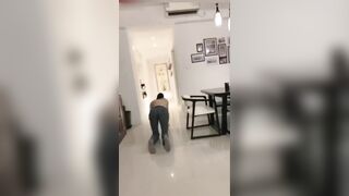 【麻花免费视频】【重磅推荐】乘务员女S调教男奴，舔黑丝不过瘾，非要吃唾液舔臭袜子