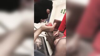 【麻花免费视频】【重磅推荐】乘务员女S调教男奴，舔黑丝不过瘾，非要吃唾液舔臭袜子