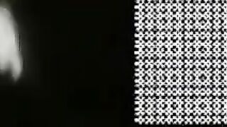 【麻花免费视频】女生醉倒在路边被捡尸，两个男生把她扒光扔在停车场角落轮奸