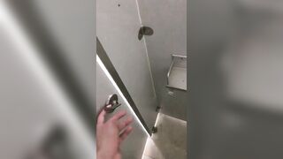 【麻花免费视频】玩的就是刺激，学生小情侣一时兴起，找个公厕直接开操