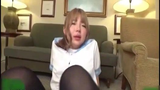 可爱的萌妹子刚放学校服都没脱就被男友带到卫生间插她的小紧穴