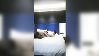 猥瑣大屌哥星級酒店找了個顏值不錯苗條小姐姐直播啪啪 穿著黑絲挑逗口交後入騎乘幹得直叫求饒 服務絕對到位 對白清晰