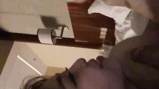 女神级性感气质白领美女和公司领导下班酒店偷情啪啪时突然接到男友电话查岗,男的边干女的边接电话.国语!