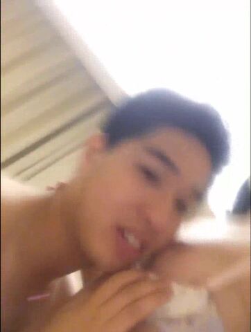 刚开苞没多久的清纯水嫩美女前几天刚被男友操过又被带到酒店进屋就扒掉奶罩吃咪咪,无毛小鲍鱼干的捂着嘴叫!