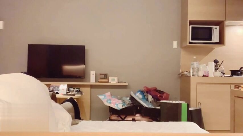 剛 洗 完 澡 剛 開 始 拍 swag就 突 然 一 個 門 鈴 嚇 了 我 一 跳 工 作 人 員 說 想 進 來 談 一 下 明 天 的 工 作