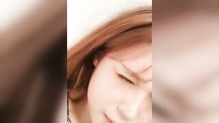 高颜值短发萌妹子KIKI卫生间自慰手指扣逼跳蛋震动大量喷水近距离特写非常诱人