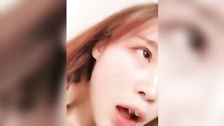 高颜值短发萌妹子KIKI卫生间自慰手指扣逼跳蛋震动大量喷水近距离特写非常诱人