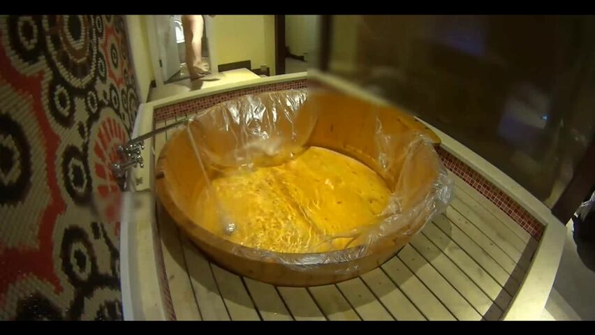 花臂黑社会大哥约了一个闷骚少妇上门一进门忍不住一起洗澡