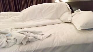 俩大学生情侣记录的一次他们的啪啪记录 女生长得挺标致 虽然胸小但身材也很匀称 漂亮女生啪啪时还不忘看镜头